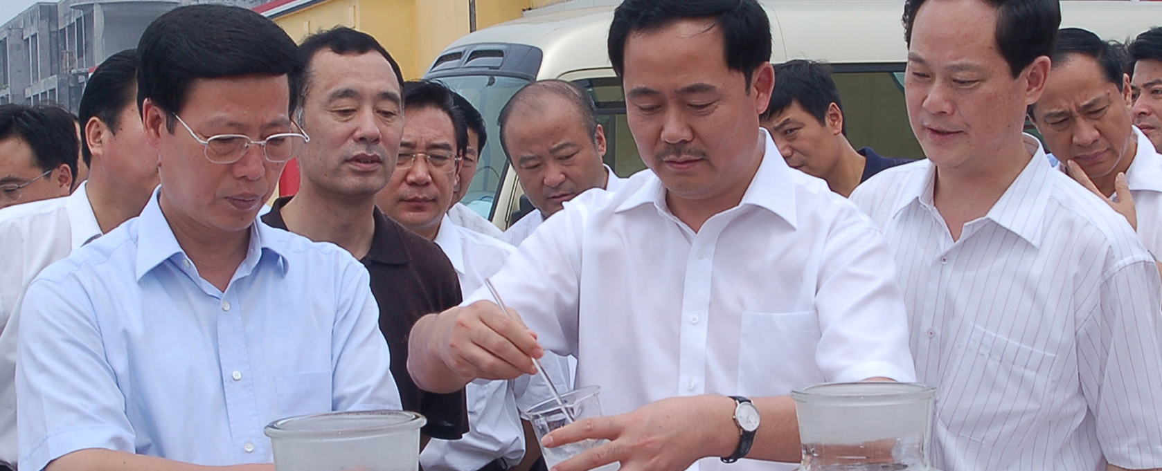 2006年8月，时任山东省委书记张高丽视察公司缓控释肥项目。