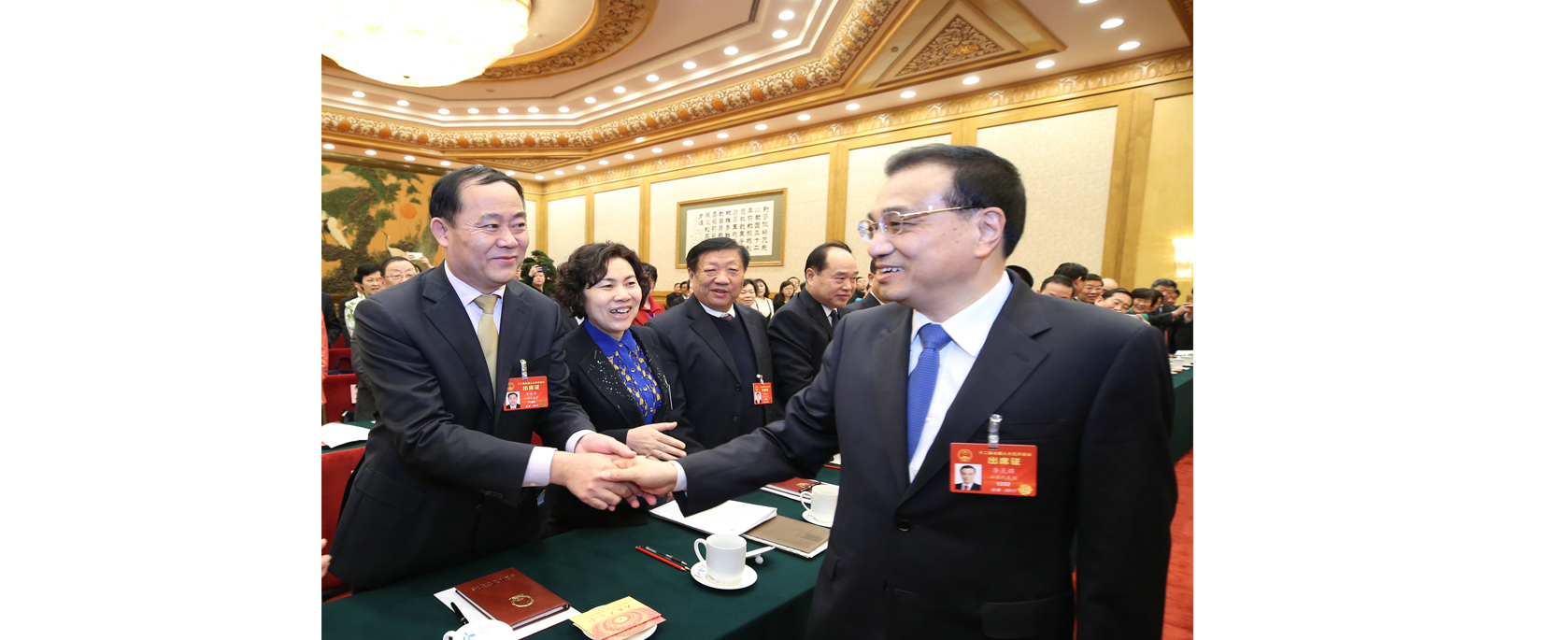 李克强总理与全国人大代表、欧博电竞（中国）官方网站董事长握手交流